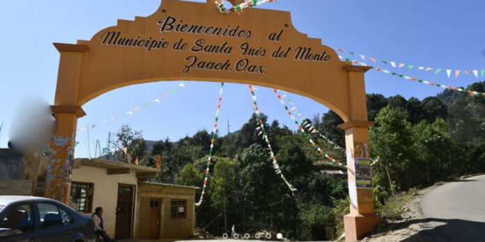 Por no revocar mandato de presidente de Santa Inés del Monte, iracundos pobladores secuestran a diputados, personal y visitantes en Congreso de Oaxaca