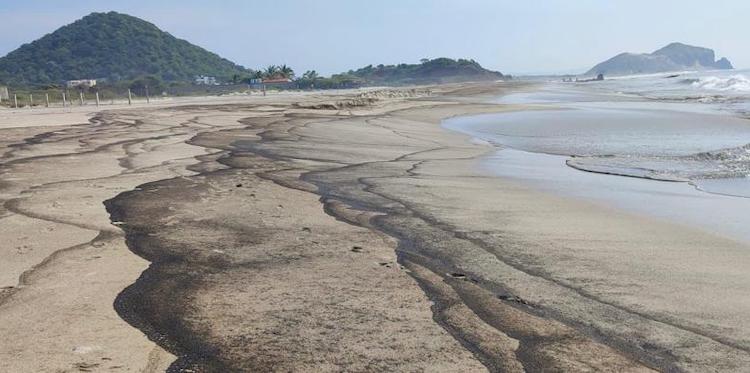 Derrame de combustible contamina cuatro playas de Oaxaca