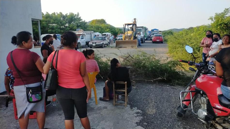 Bloquean acceso a San Dionisio del Mar; autoridad incumplió con un aula