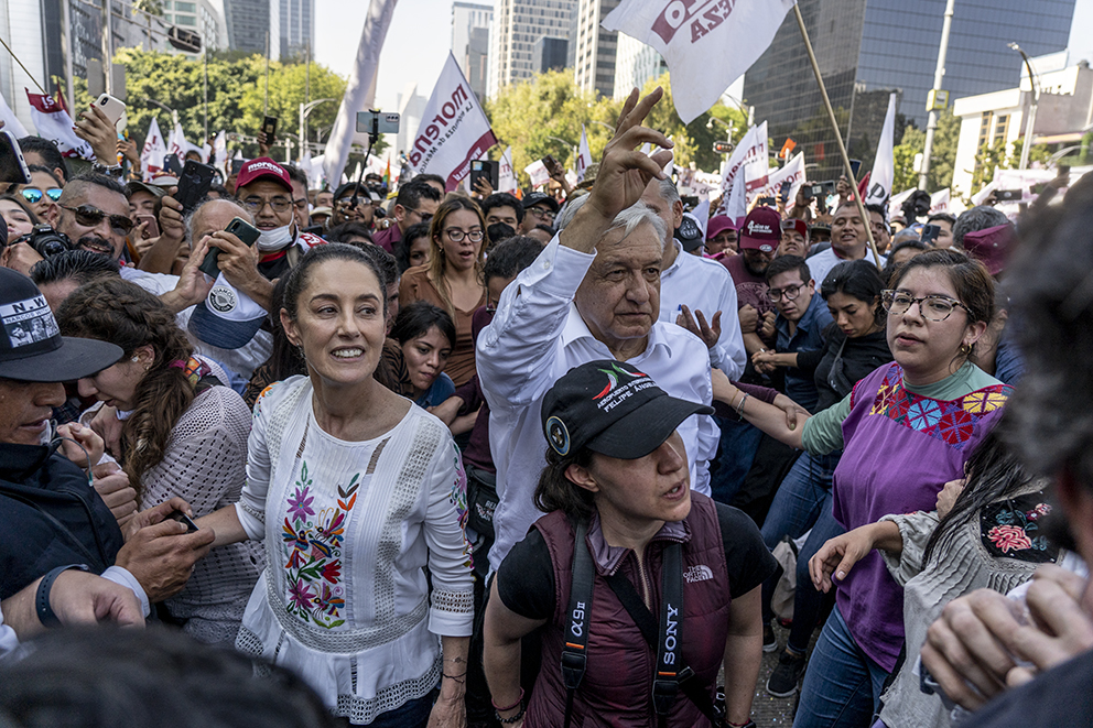 López Obrador camina entre masas y bautiza a su gobierno como “humanismo mexicano”