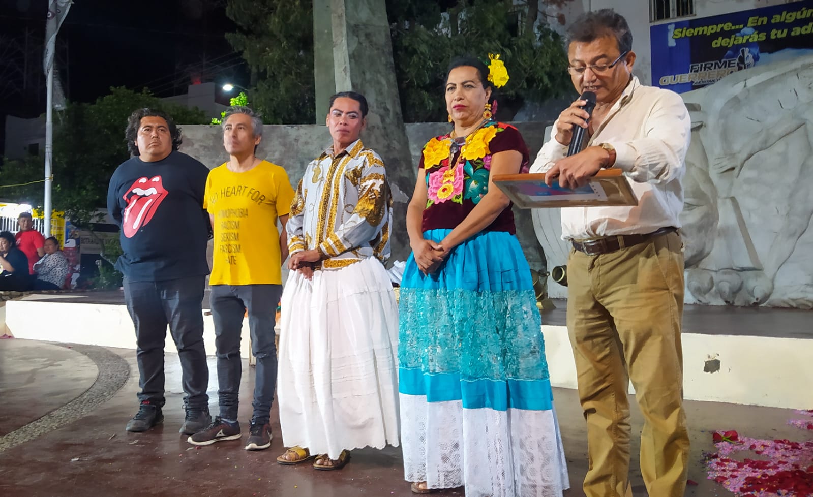 Brilla Lukas Avendaño con espectáculo en el monumento a los héroes juchitecos