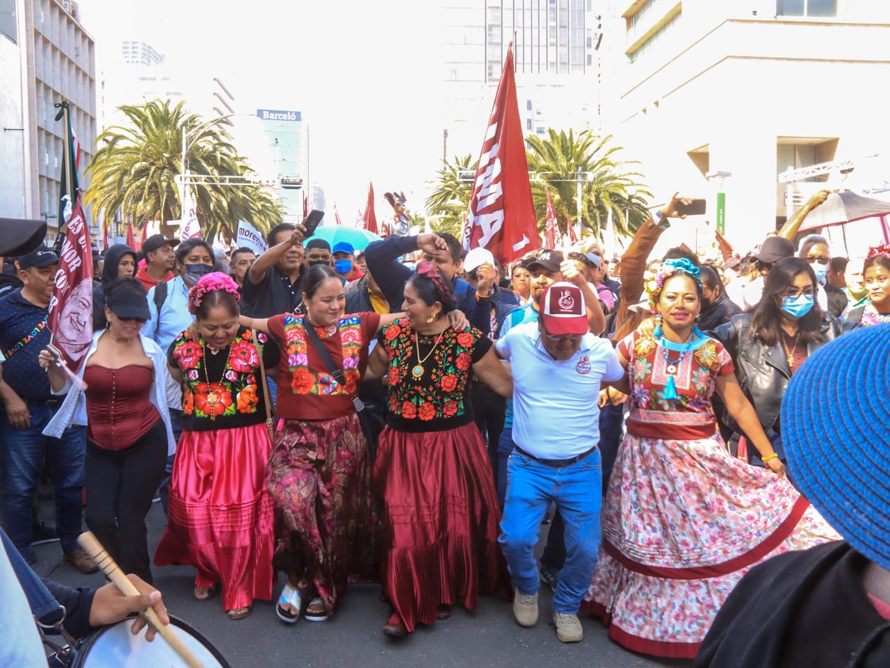 Juchitán presente en marcha por la democracia