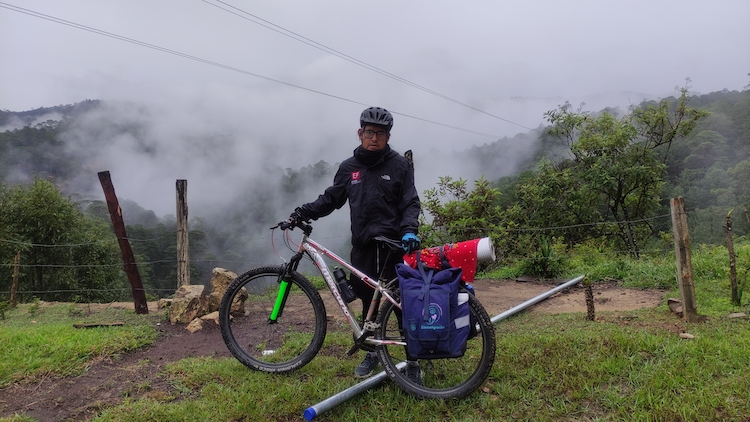 Nemesio Méndez, el reportero oaxaqueño que pedalea para sanar lo que cubre y no puede cambiar