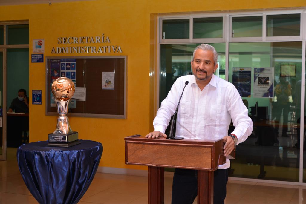 UABJO muestra la copa de la Liga Premier del Torneo de Apertura 2022