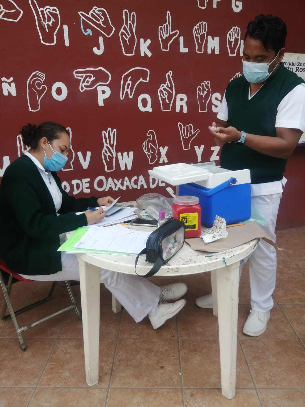 Instala IMSS Oaxaca módulo de vacunación contra rotavirus, difteria, tétanos, sarampión, rubéola, en el Mercado Zonal de Santa Rosa
