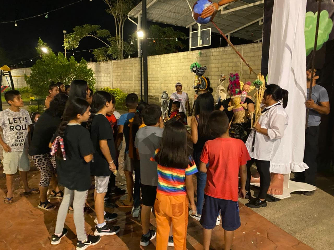 En comunidades de Candelaria Loxicha se presentó la obra de teatro guiñol “Super Niñas y Super Niños contra el Cambio Climático”