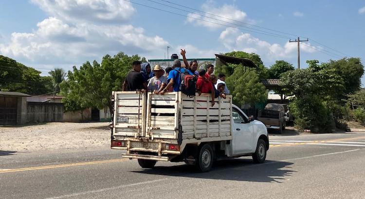 Migrantes de Venezuela, varados en Oaxaca; avanzan en caravana por retraso de INM de otorgarles permisos