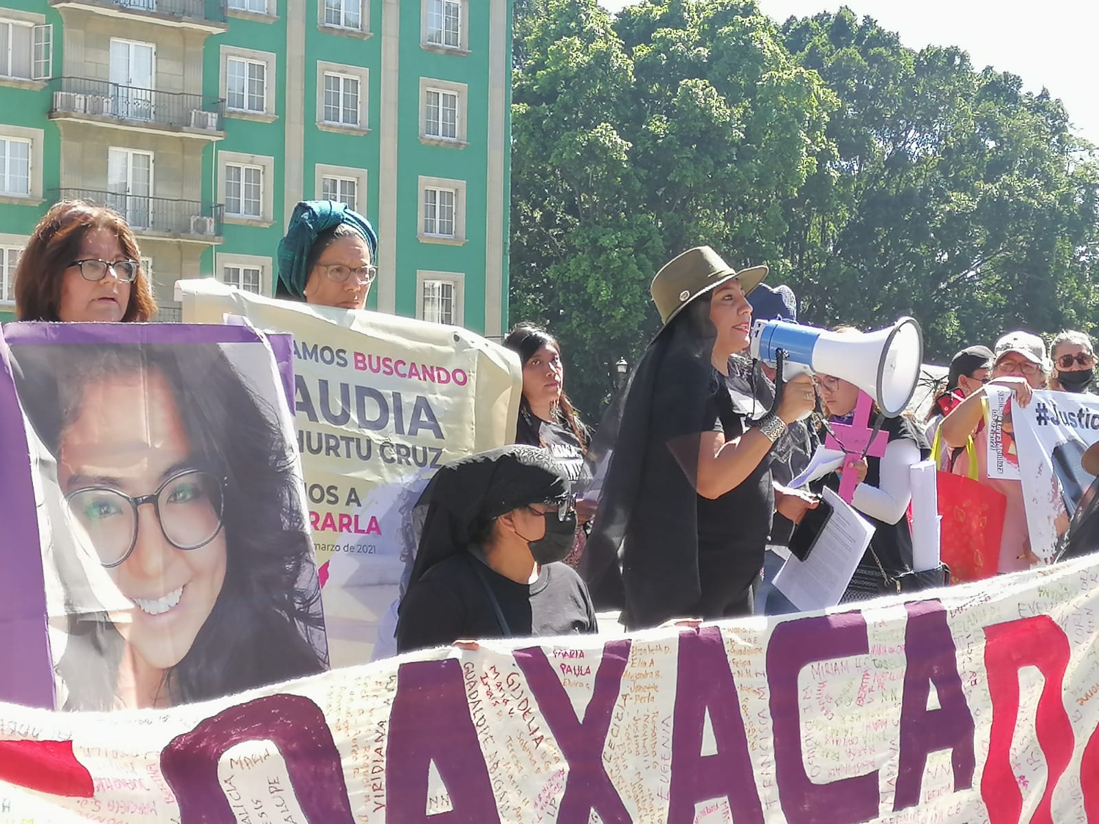 Con marcha, mujeres oaxaqueñas denuncian sexenio de impunidad de Alejandro Murat Hinojosa y exigen justicia ante los 715 feminicidios