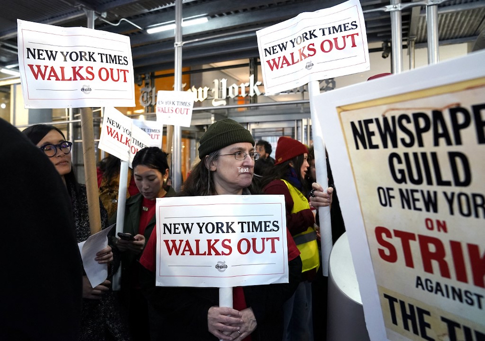 Huelga en New York Times; sindicato acusa a la empresa de “no negociar de buena fe” 