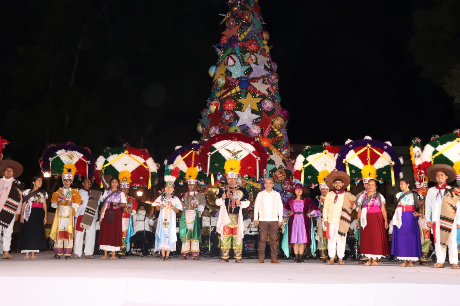 Villa de Zaachila se hizo presente en el encendido del Árbol Navideño en la Alameda de León