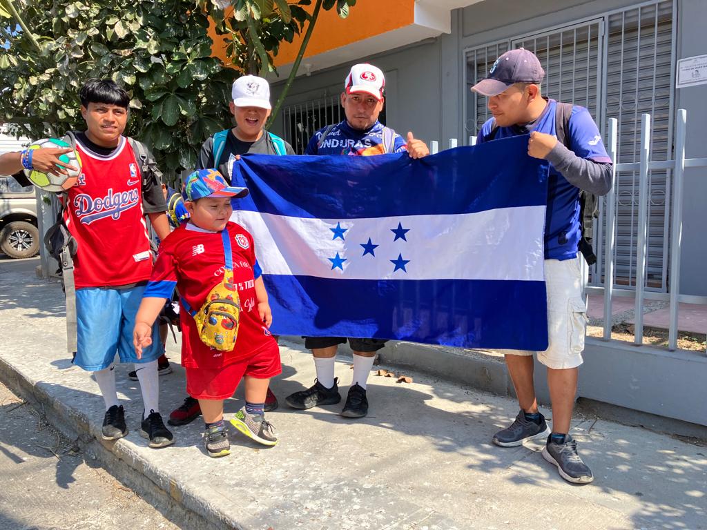 “Un balón, una bandera y uniformados”, migrantes hondureños viven el sueño de un mundial en las calles de Juchitán, Oaxaca