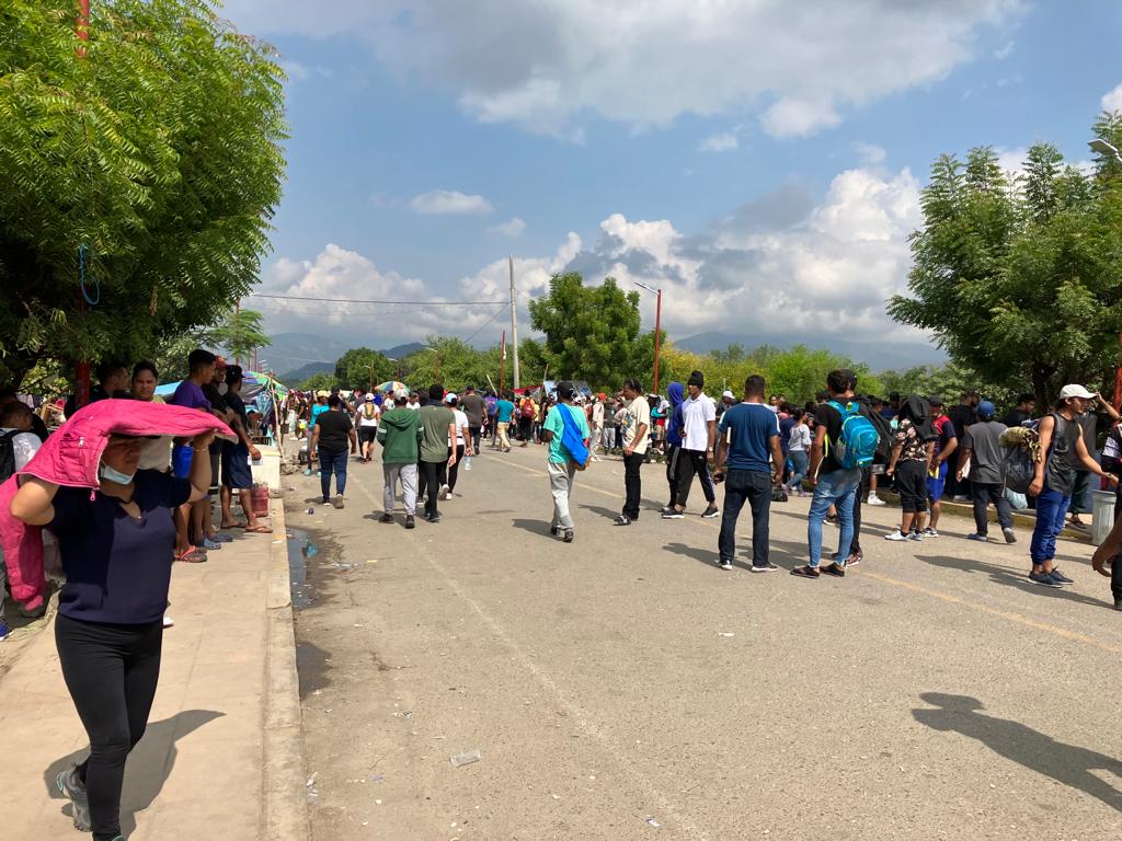 “No nos pensamos quedar en México, solo queremos el permiso”: INM cierra módulo migratorio en Tapanatepec, Oaxaca y migrantes inician caravana a pie
