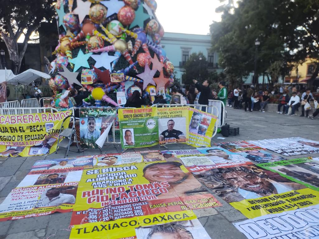 Adornan en Oaxaca árbol de navidad con fotografías de deudores alimentarios