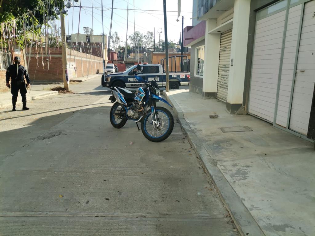 Policía Municipal de Santa Lucía del Camino recupera moto con reporte de robo
