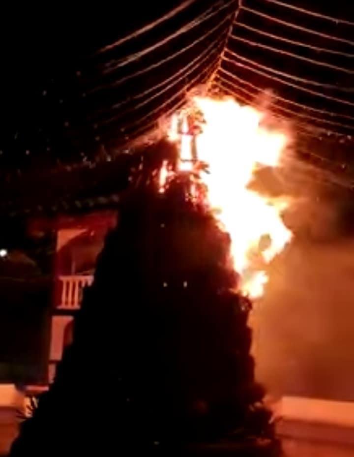 Se incendia árbol ecológico de navidad en Niltepec, Oaxaca; autoridades exigen investigar