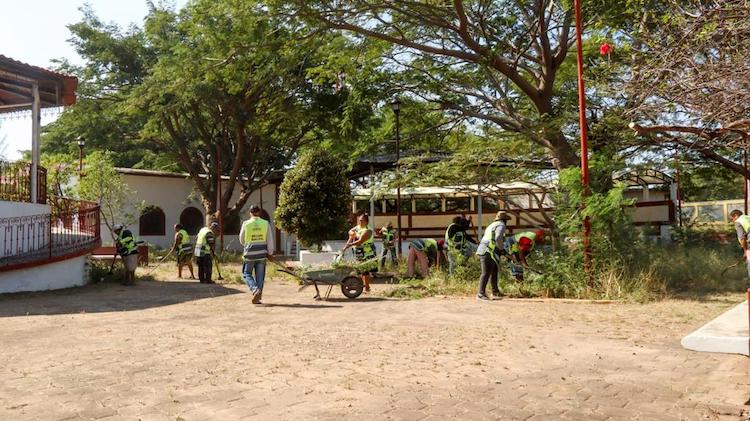 Ayuntamiento juchiteco realiza limpieza de parque recreativo del fraccionamiento Cristóbal Colón