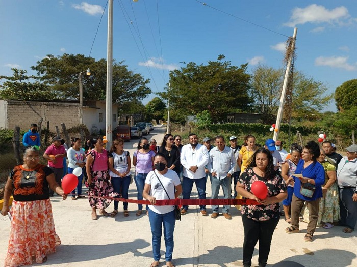 Entrega Miguel Sánchez Altamirano obra de pavimentación en colonia La Soledad