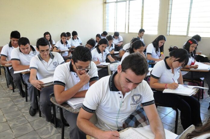 «La educación media superior es una asignatura pendiente»: López Obrador