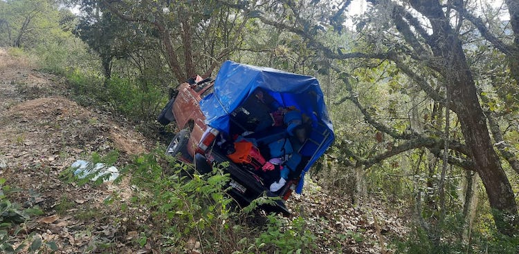 Choca camioneta con peregrinos de Juquila; hay cinco personas lesionadas