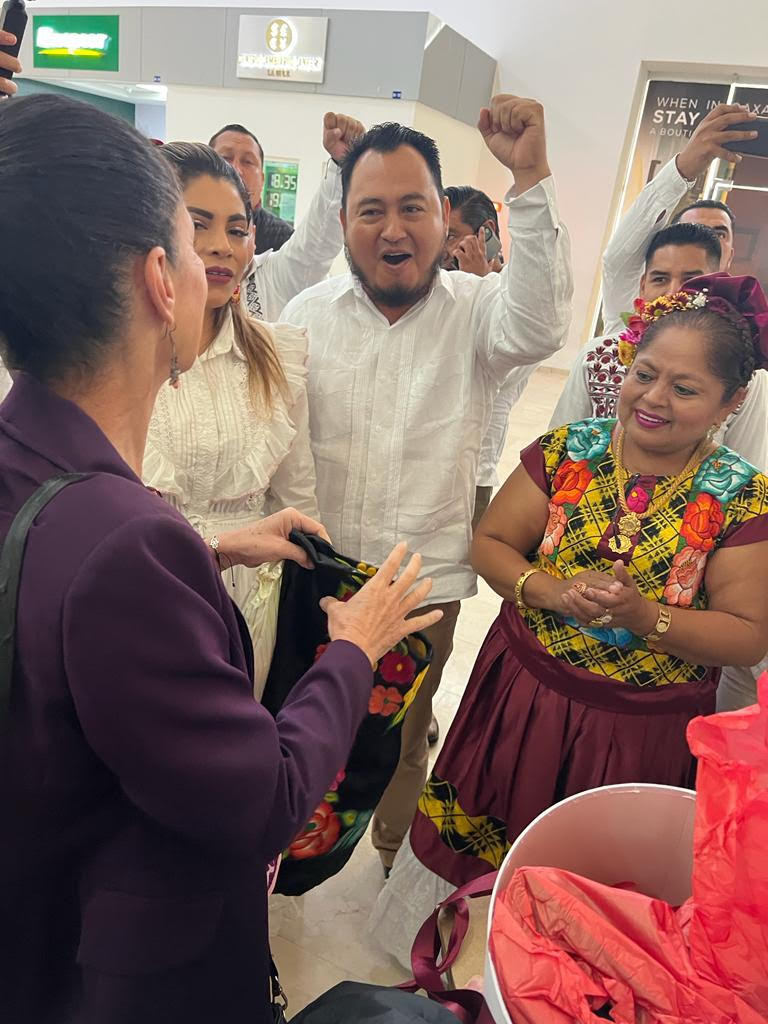 Recibe Emilio Montero a Claudia Sheinbaum en su arribo a Oaxaca, para toma de protesta del ingeniero Salomón Jara