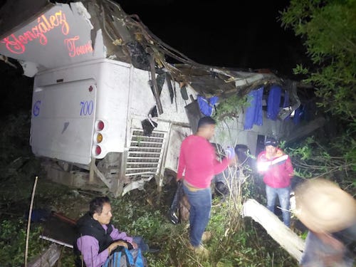 Se desbarranca autobús que transportaba simpatizantes de Jara; más de 35 personas heridas