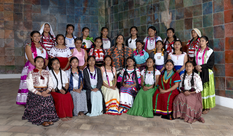 Con apoyo de Lila Downs lanzan campaña de recaudación de fondos para educación de 50 mujeres