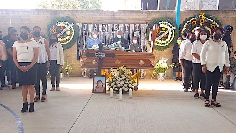 Despiden a profesora asesinada en Oaxaca; Sección 22 exige justicia