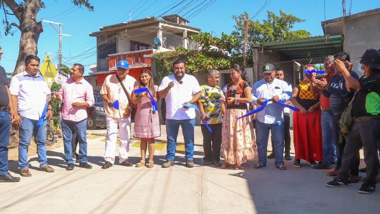 Con obra de pavimentación, beneficia ayuntamiento juchiteco a vecinos de la Novena Sección
