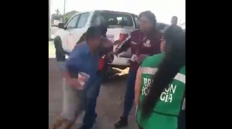 Le arrojan gasolina e intentan prenderle fuego a directora de Ecología en Salina Cruz