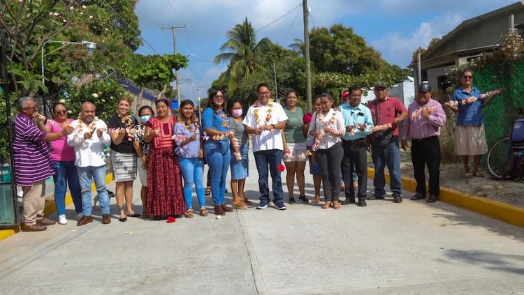 Inaugura gobierno de Juchitán obra de pavimentación en colonia Las Flores