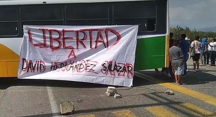 Detienen a defensor zapoteca que lucha contra el Corredor Interoceánico; asambleístas bloquean y retienen camión con franceses