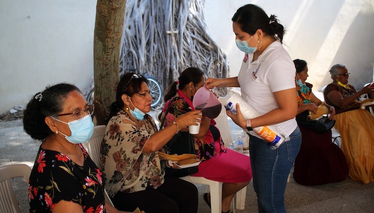 Convive Sistema DIF Municipal con personas adultas mayores