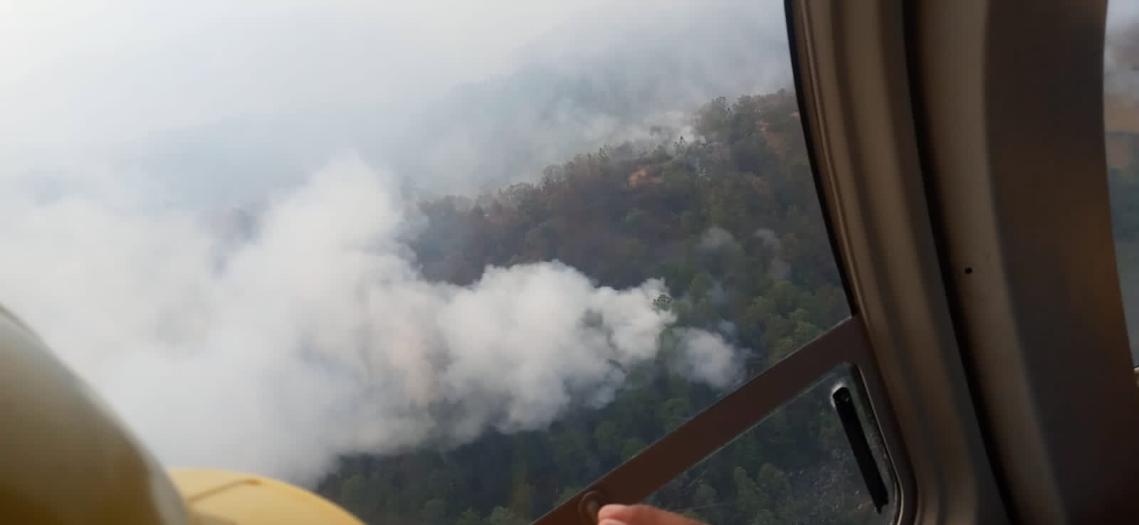 Realizan reconocimiento aéreo del incendio en paraje Cerro del Metate de San Juan Mixtepec