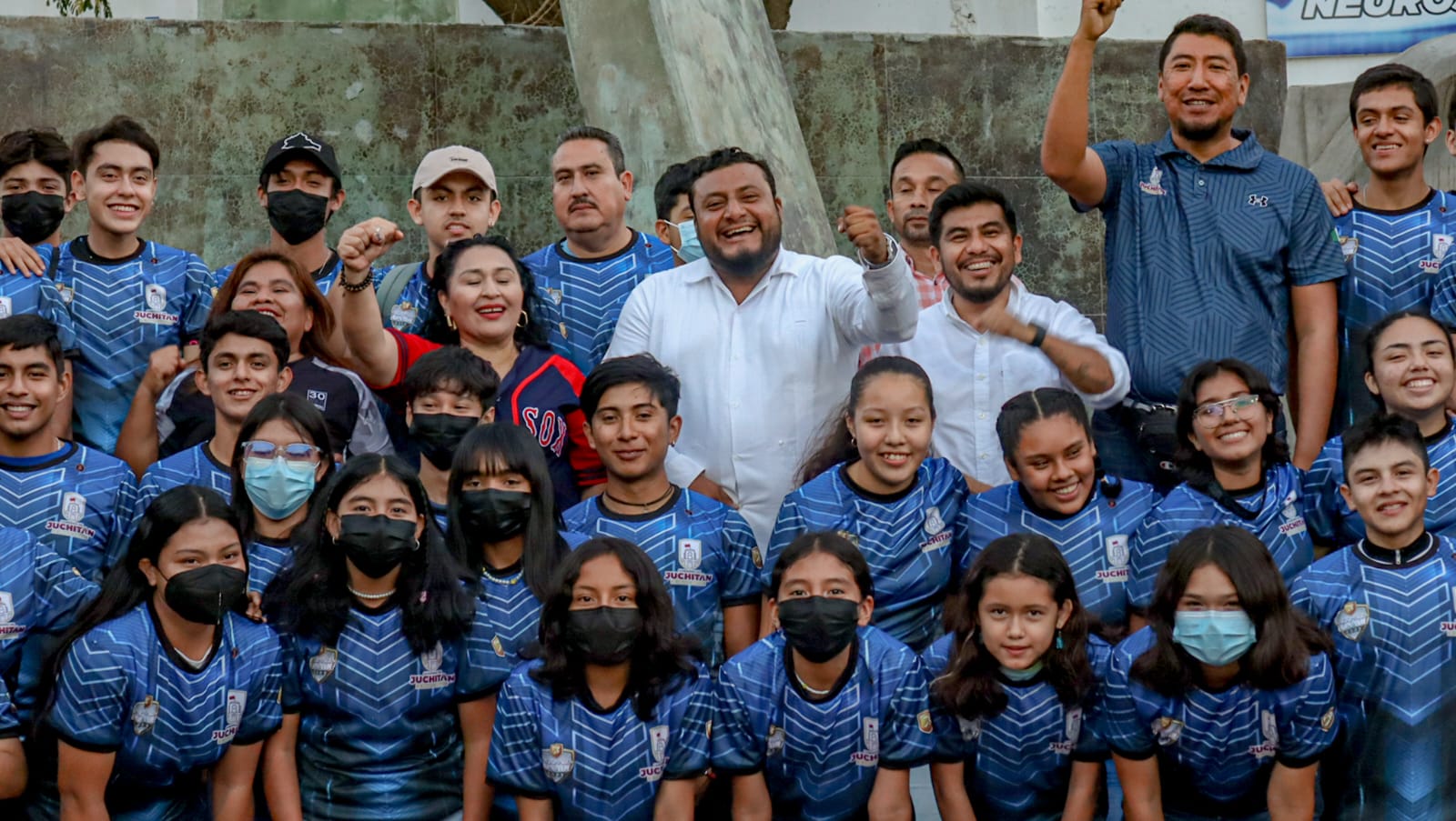 Entrega Miguel Sánchez Altamirano uniformes a atletas que compiten en juegos Conade