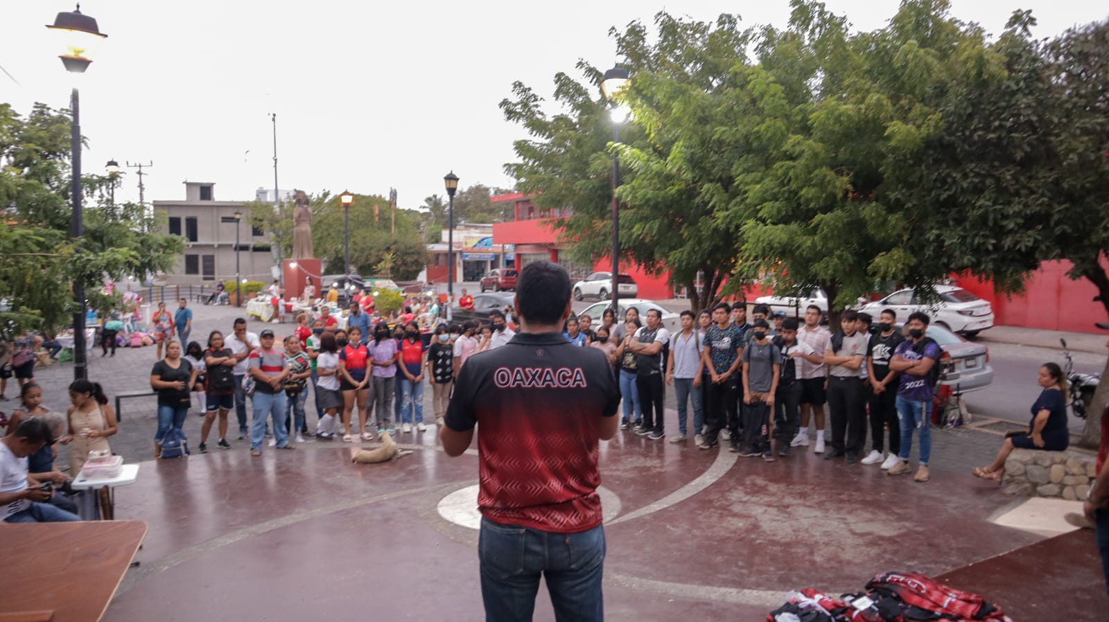Abandera gobierno juchiteco a atletas que participan en fase estatal de juegos Conade