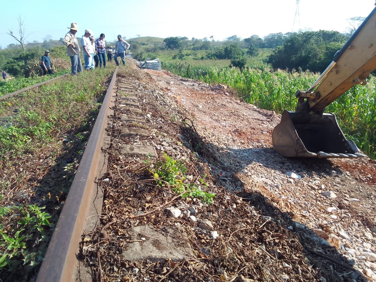 Dos arroyos amenazados por obras del Corredor Interoceánico del Istmo de Tehuantepec; pobladores paran las obras