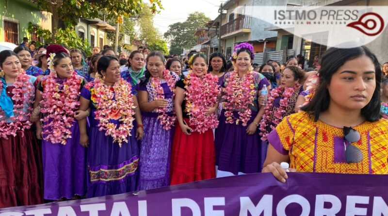 Más de 2 mil mujeres en marcha de FUCO en Juchitán