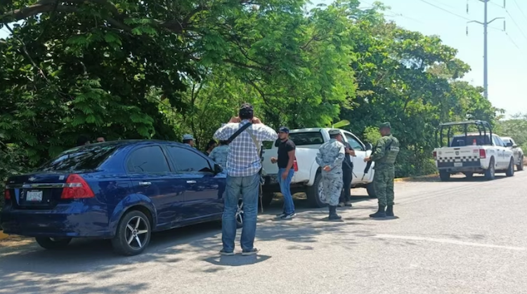Ponen a disposición de la FGR a 4 marinos que traficaban con migrantes rusos y fueron detenidos en Salina Cruz