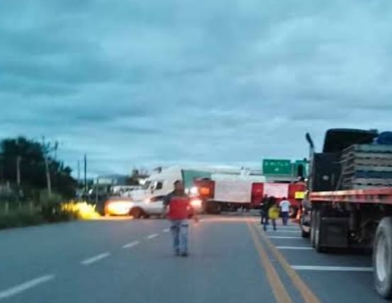 Bloqueo paraliza inversión diaria de 52 mdp en súper carretera a la Costa; en Istmo, organizaciones “frenan” tren transístmico; “se tomarán decisiones”: Sego