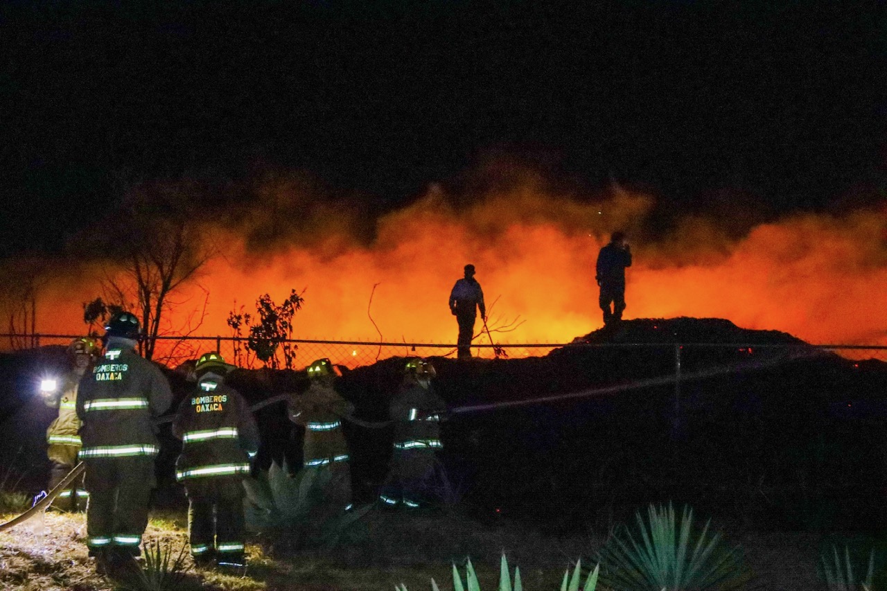 Sofocan cuerpo de bomberos y protección civil municipales y estatales incendio en Centro de Acopio de Zaachila