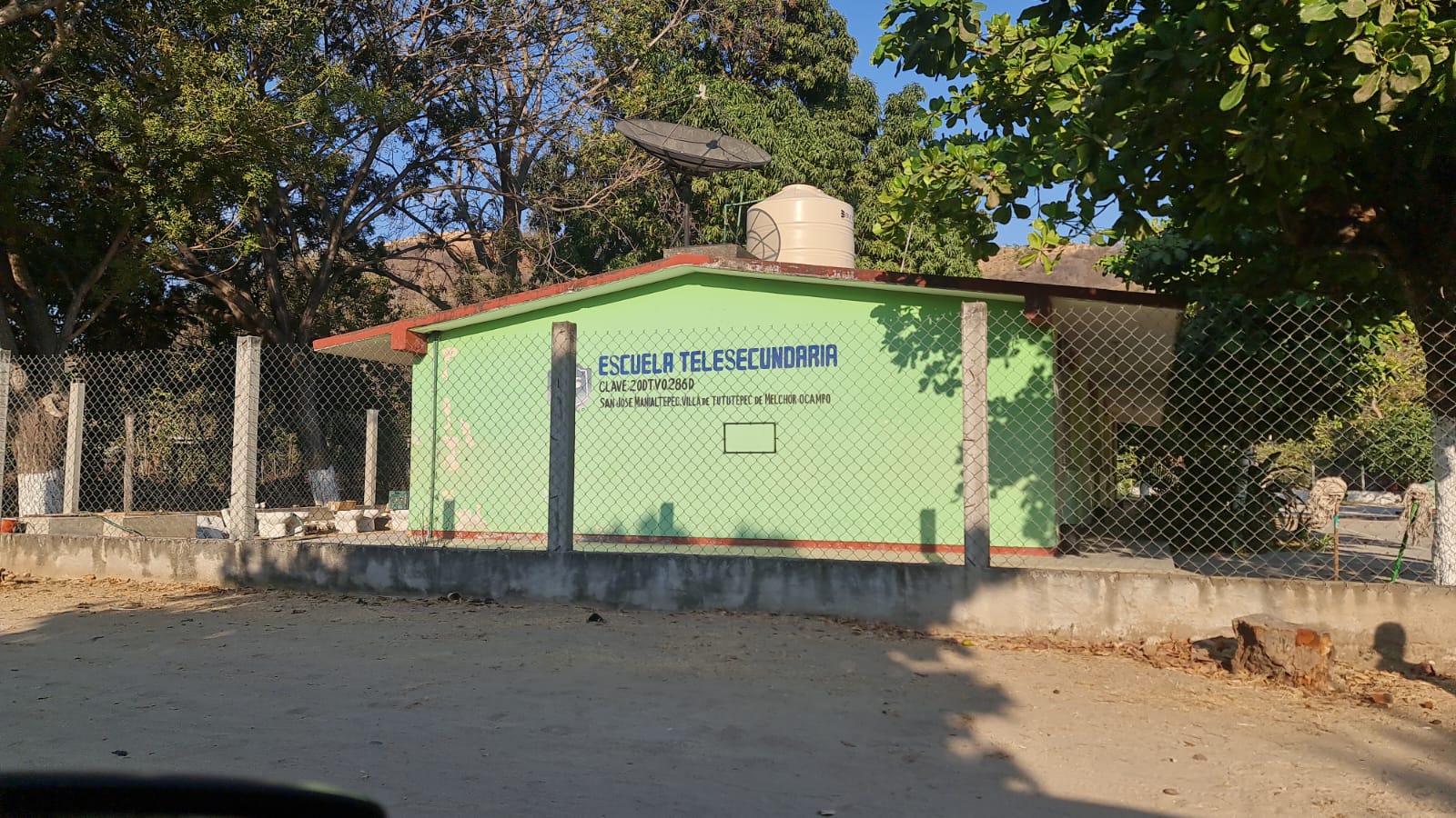 Discriminan y niegan educación a niña en Oaxaca por usar pantalón y ahora su pueblo decidirá si retorna a las aulas