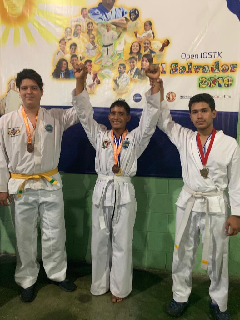 Equipo de Tae Kwon Do de la Mixteca competirá en Nueva York; joven busca apoyo