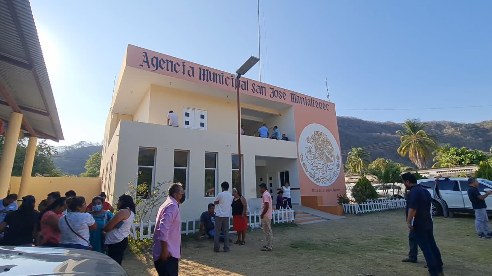 Le siguen violentando sus derechos a Paola: Asamblea de pueblos de Manialtepec, Oaxaca rechazó que ingrese a la escuela con pantalón