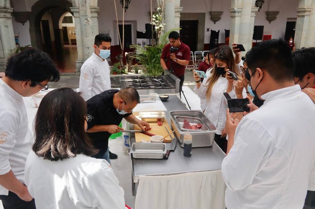 El Chef Gaudencio Ruiz impartió clase magistral de cocina japonesa