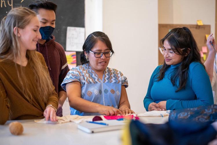 Documentalista Oaxaqueña presenta ante universitarios de EU historias de colectivas del arte textil: “Ñaa kiku isa, kiku sa`ma/Mujeres tejiendo nuestra cultura”