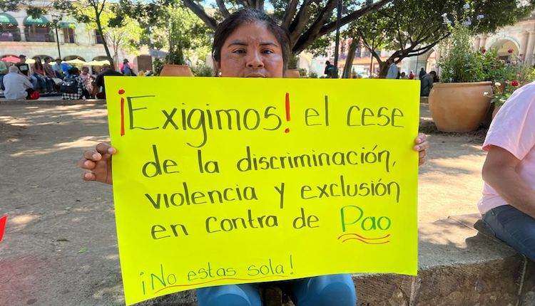 A Paola le siguen negando su derecho a la educación por querer usar pantalón