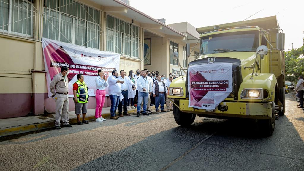 Ayuntamiento juchiteco y jurisdicción sanitaria inician campaña de eliminación de criaderos de moscos