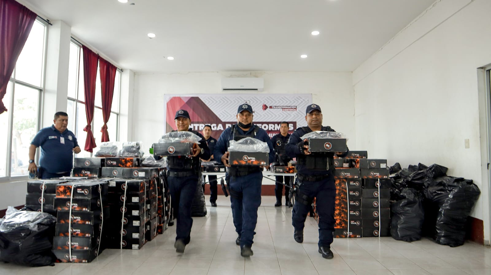 Entrega Miguel Sánchez Altamirano uniformes a Policía Municipal