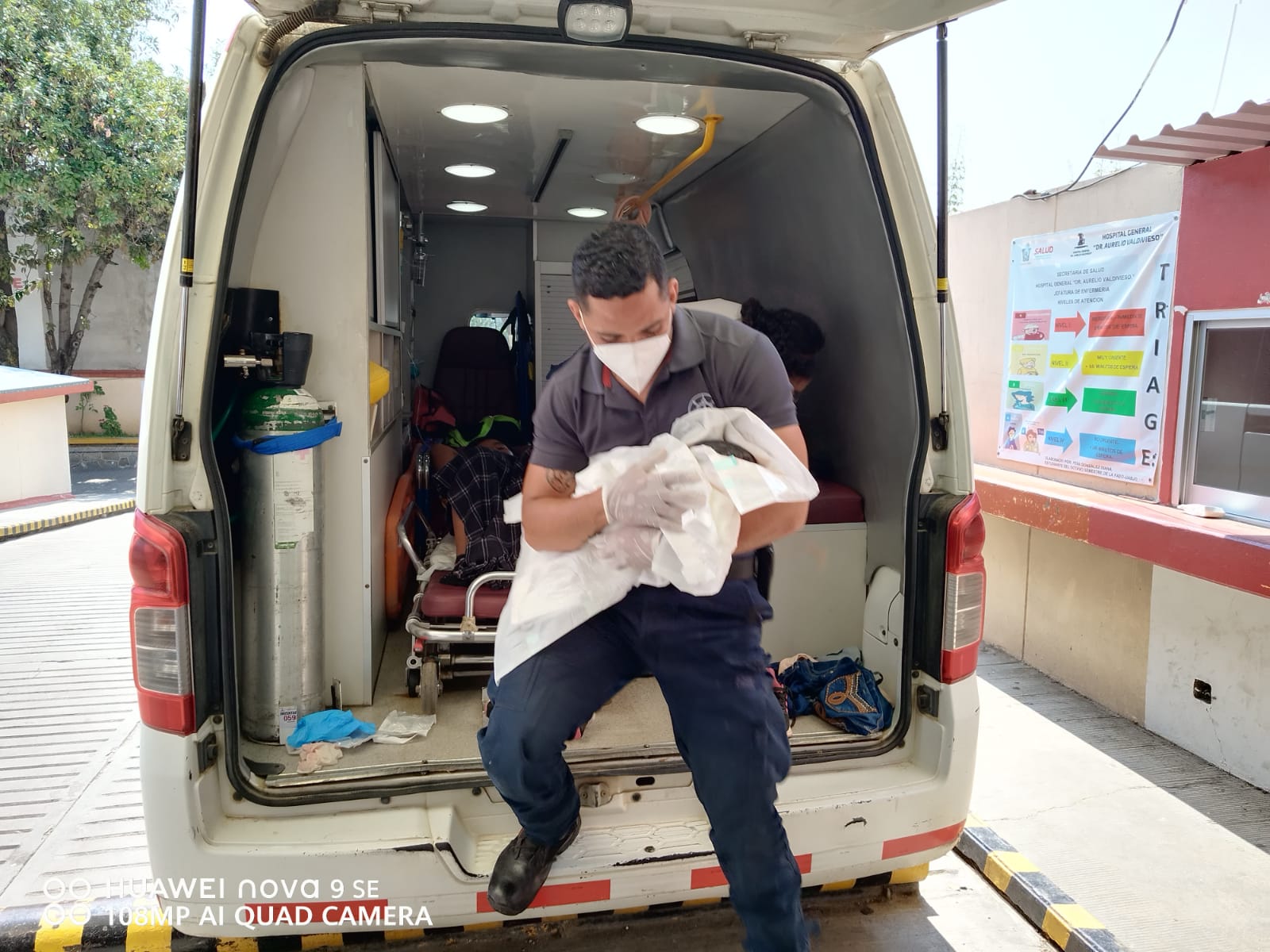 Personal paramédico de Zaachila atiende parto abordo de la ambulancia