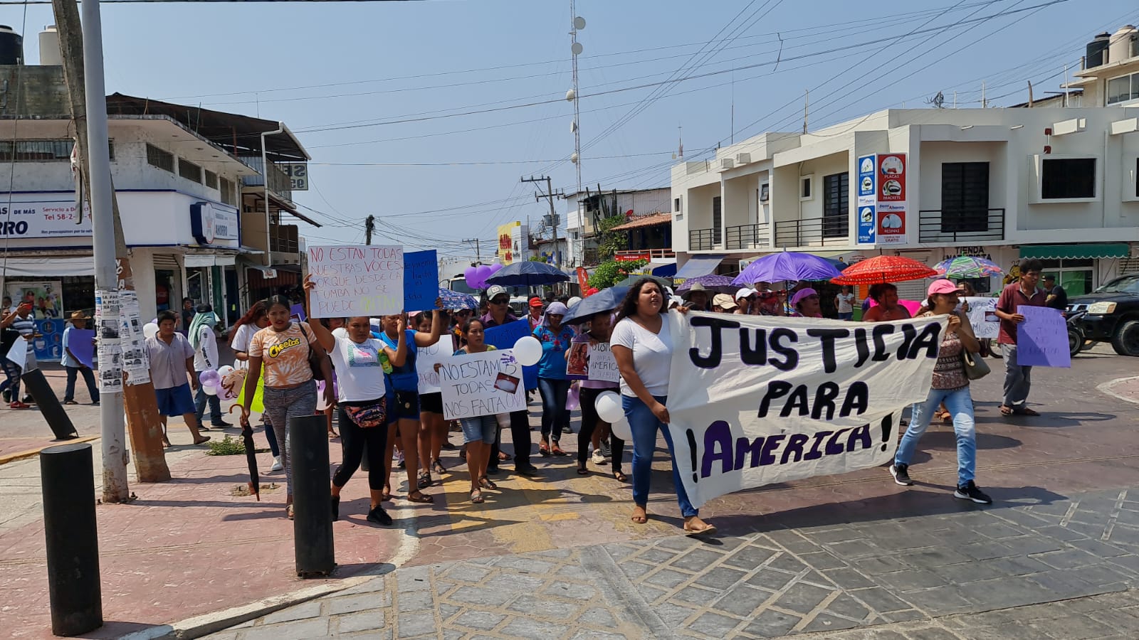 “Justicia para América” reclaman con marcha sus familiares a casi un año de su feminicidio en Oaxaca